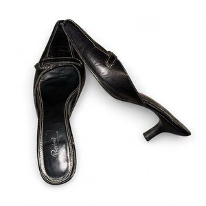 vintage preview international black kitten heels
size 7 1/2
genuine leather